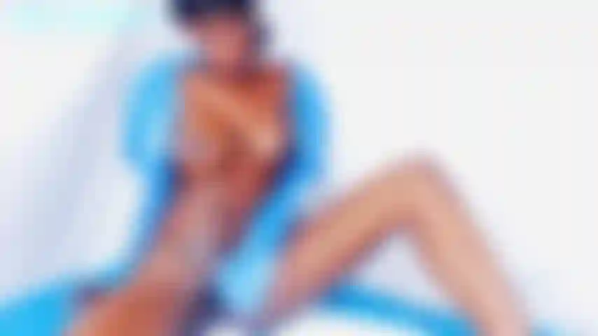 Meine pinke fotze wird mit gleitmittel gespritzt, ich befestige die kanüle an meinem fauchenden sauerstofftank und atme tief durch. Ich fingere und benutze meinen silbernen vibe, um mich zweimal zum spritzen zu bringen.