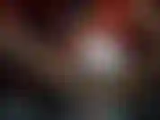 Rotkäppchen findet den großen bösen wolf und seinen großen schwarzen schwanz.