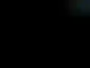 Mit einem sauber rasierten kopf, ich trage eine gasmaske aus der zeit des zweiten weltkriegs, ein pvc-korsett und glänzende schwarze overknee-stiefel und ficke mich mit meinem dicken schwarzen lieblingsdildo bis ich spritze.