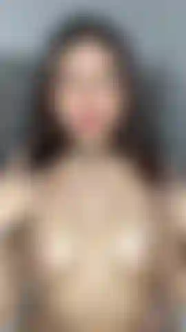 Ein teenager spielt mit seiner muschi, während er an einem lutscher lutscht.