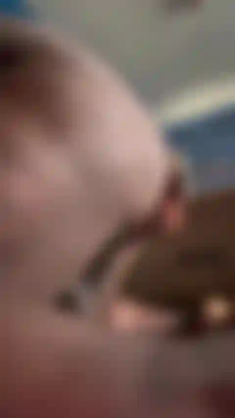 Werde mit einem 12-zoll-dildo und einer sexmaschine gefickt.