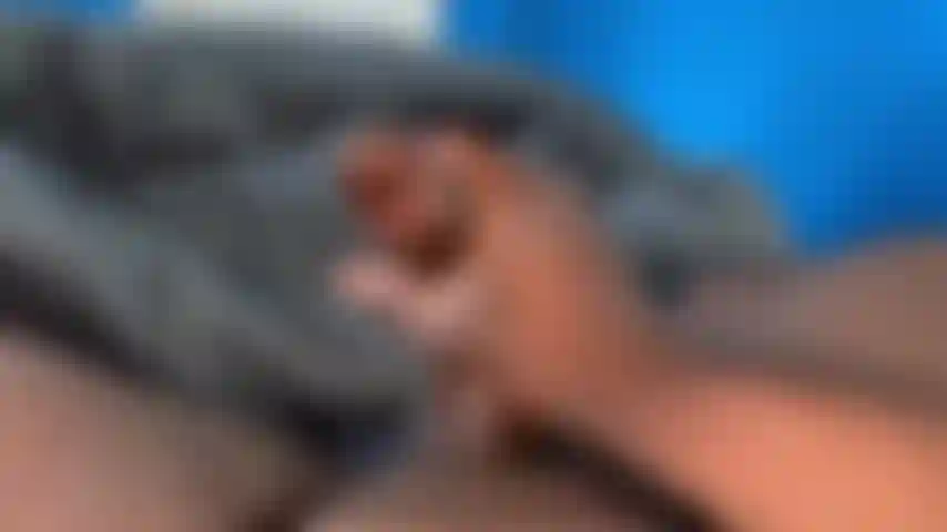 Ein großer schwarzer schwanz schießt eine ladung ab.