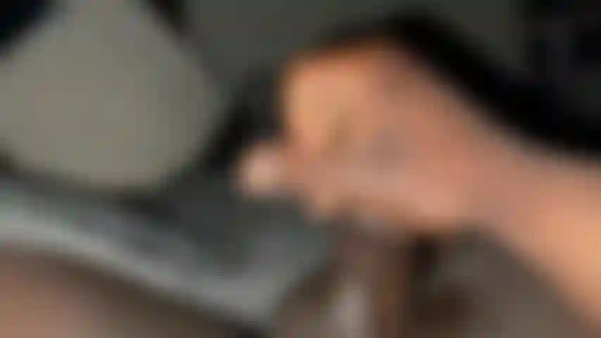 Streichle meinen großen schwarzen schwanz mit cumshot.