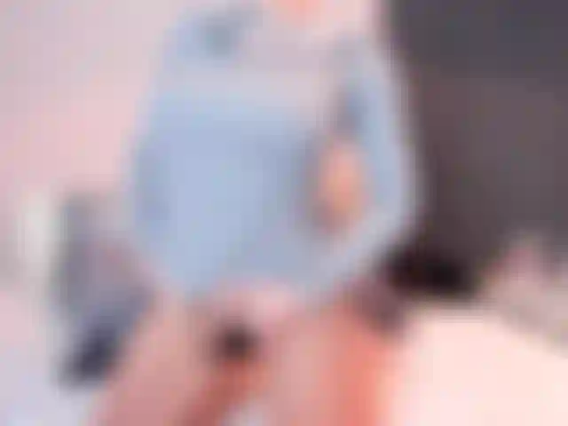Mein erstes video am neuen ort. Die mit meinem hitachi-spielzeug spielt, bis ich wie verrückt abspritze.