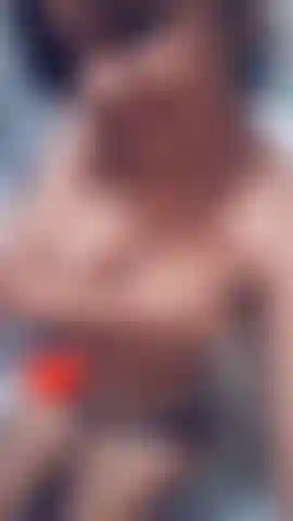 Latina 18, oben ohne.