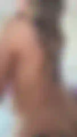 Ich spiele mit mir selbst mit einem großen dildo.