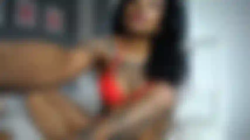 Die in keilabsätzen einen weißen schwanz reitet.