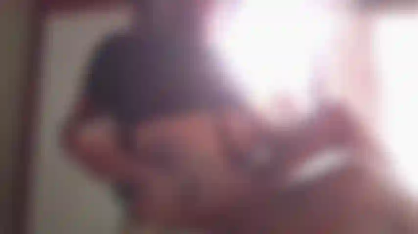 Tätowiertes babe, das mit großen wunderschönen nippeln spielt, während sie allein zu hause ist.