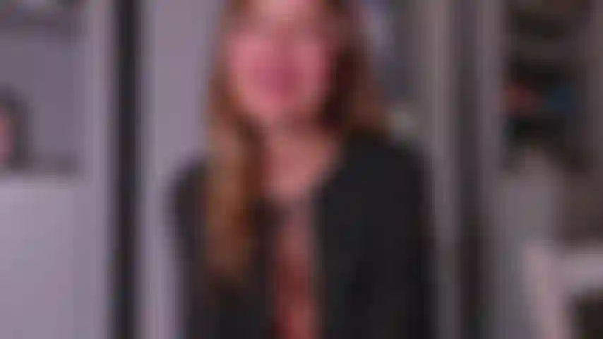 Pov fick mich neben ihr! Ich lade dich zu einer party bei mir ein – natürlich kommt sie mit und lässt uns nicht aus den augen! Es ist so verdammt nervig – jedes mal, wenn wir versuchen, uns davonzuschleichen, ist sie da. Ich sage ihr, ihr könnt beide in meinem gästezimmer schlafen, in der hoffnung, dass sie vor uns ins bett geht, aber nein – sie nimmt dich mit zu sich ins bett.Und ich kann einfach nicht anders, ich muss dich haben und mir sind die konsequenzen egal. Ich schleiche mich in dein zimmer, während sie schläft, und gebe dir, wofür du hergekommen bist. Du fickst mich tief und hart, während sie neben uns liegt… bis du schließlich in mir kommst und ich es in ihr haar schmiere… das ist wirklich schlimm, oder??Homewreck – fremdgehen – pov – blasen – reiten – abspritzen.