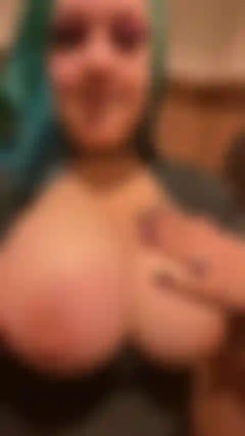 Diese gothic-freundin nimmt in einer öffentlichen theatertoilette ein sexy video für dich auf.