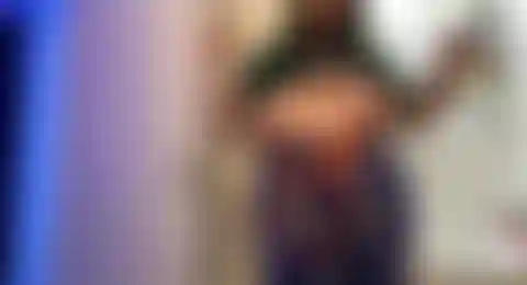 Zeige dir meine titten und meinen arsch.