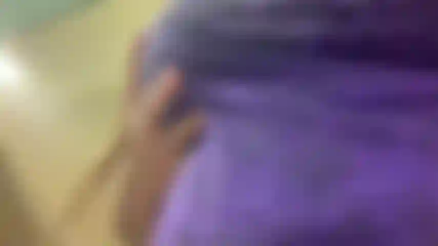 Befasse mich in einer öffentlichen toilette.