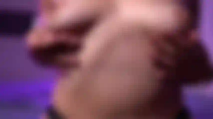 Spiele mit meinen brüsten und sauge an meinen brustwarzen.