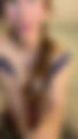 Dildo lutschen, muschi spielen.