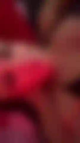 Eine bonde-schlampe, die mit ihrer saftigen muschi spielt.