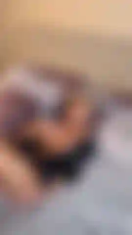 Ich ziehe meinen bademantel aus und reibe mich am ganzen körper, bevor du zu mir kommst.