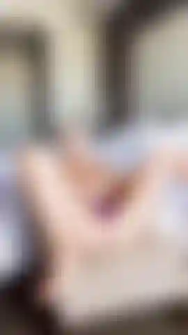 Fick mich mit meinem spielzeug, während ich meinen kitzler reibe, sieh zu, wie ich hart abspritze und probiere es.