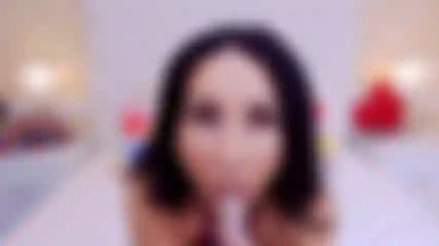 Eine vollbusige brünette, die dich umhauen wird.