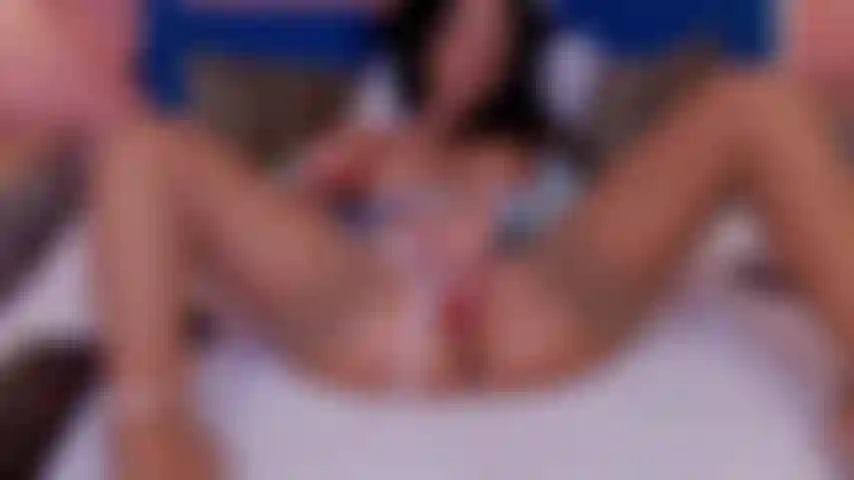 Die ihre muschi spreizt und reibt.