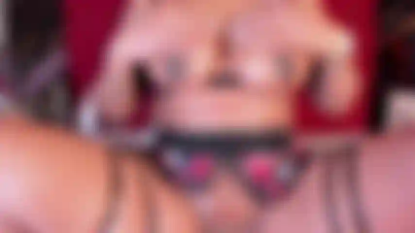 Berühr mich, meine titten und meine muschi.