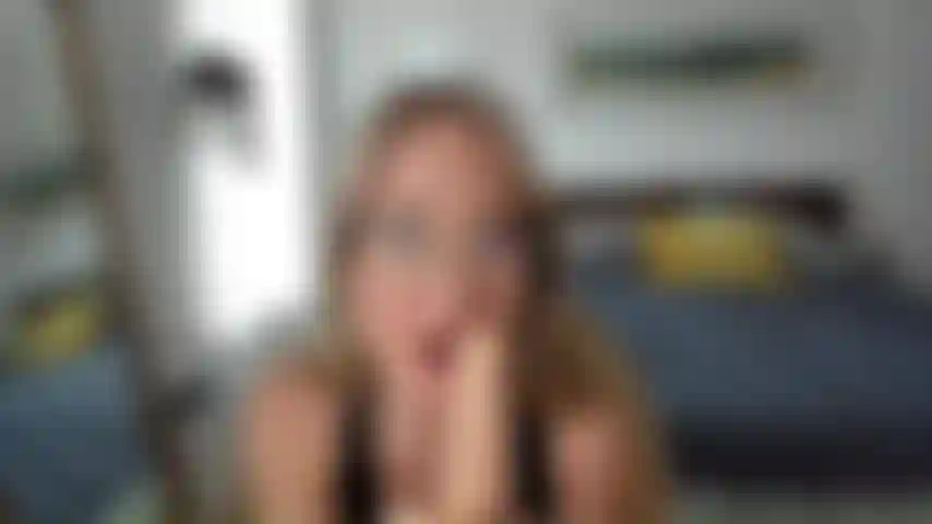 Schlampiger blowjob mit einem dildo.