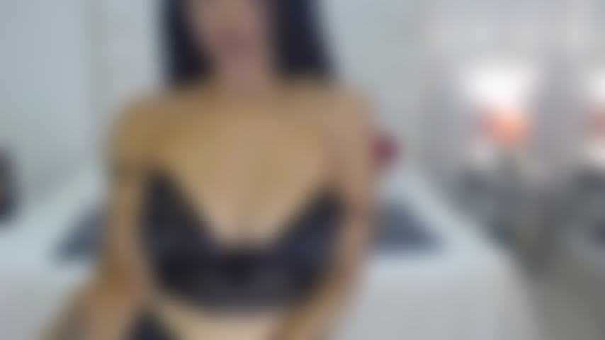 Intime begegnung: der leidenschaftliche ritt einer nackten frau mit einem lustgerät.