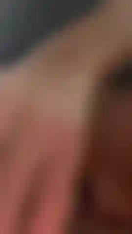 Nahaufnahme, wie ich meine muschi mit einem vibrierenden analplug ficke.