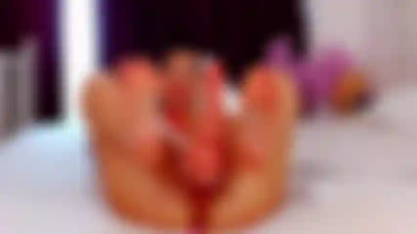 Bellarey, die dir mit ihren sexy glatten füßen einen runterholt und sie einölt!