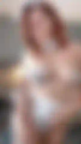 Cowgirl bella (mit kniestrümpfen) gibt dir einen sinnlichen striptease.