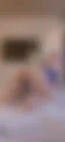 Arsch hüpft aufs bett.