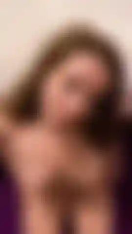 Pov bella auf den knien und wartet auf dein sperma.