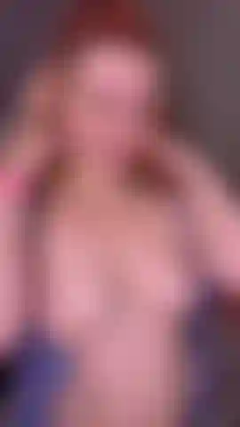 Ein mädchen von nebenan mit roten haaren, tittenfick und blowjob.