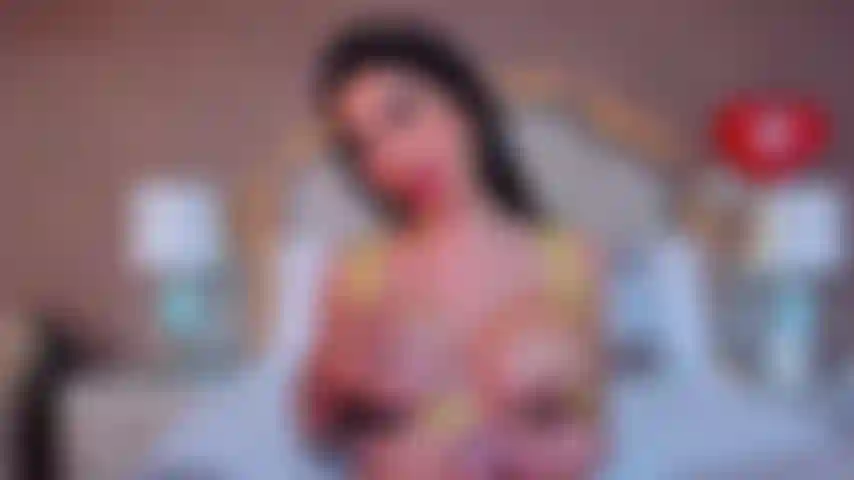 Ich liebe es, deinen schwanz zu lutschen und ihn zwischen meinen saftigen titten zu kuscheln, das macht mich geil.