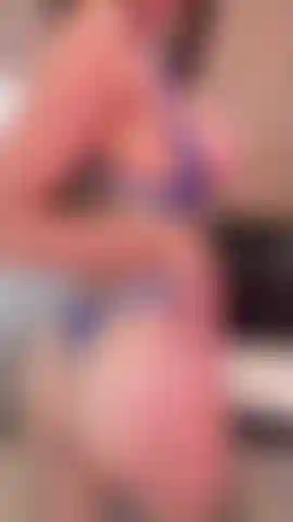 Mein sexy körper ist bereit, sie heiß zu machen. Hören sie einfach das geräusch meiner schläge auf meinen hintern.