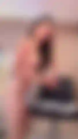 Schau, wie geil ich werde, wenn er mich in unserem lieblingssessel fickt. Ich liebe die stellungen, die wir erreichen und genießen können. Wie schön, wenn du mein spielzeug vibrieren lässt, während ich spüre, wie sich auch mein analplug im rhythmus meines spielzeugs bewegt.