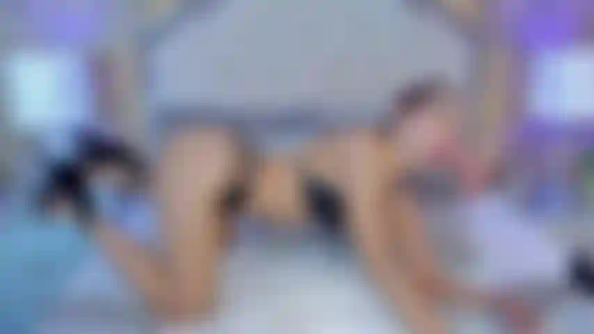 Gefällt es dir, wie ich mich bücke, um deinen schwanz in diesen sexy absätzen zu lutschen, die so sinnlich und heiß sind, dass er richtig hart wird und du schnell explodieren willst?