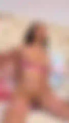 Meine beine zittern, deine haut ruht auf meiner und ich verliere die kontrolle, während ich auf dich springe.