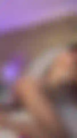 Während die vibrationen meiner maschine auf dem maximum sind, hüpft mein heißer arsch darauf herum und das gefühl, als würde ich explodieren, macht deinen schwanz härter ... Übernimmst du die kontrolle oder lässt du meine muschi explodieren?