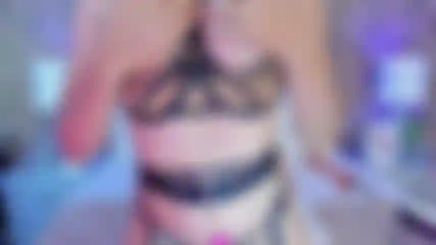 Ich fange an, meine titten an dir zu reiben und sehe dir zu, wie du allein dadurch, dass du sie fühlst, richtig hart wirst. Und wenn du es nicht mehr aushältst, will meine klatschnasse muschi gefickt werden, bis du mich vor lust zum stöhnen bringst.