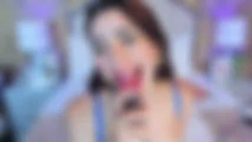 Meine süßen lippen auf deinem schwanz. Ich möchte ihn richtig hart spüren, damit du mich ficken und auf meinen großen titten explodieren kannst.