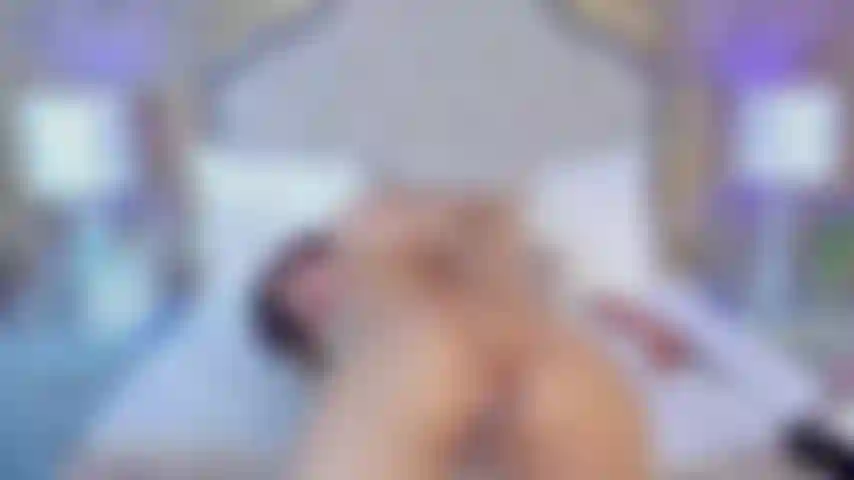 Mein arsch ist offen und in der hündchenstellung sind meine finger schmierig, damit ich spüre, wie ich deinen schwanz ganz tief und ohne grenzen darin vergrabe.