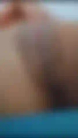 Ich streichle meine muschi so intensiv, dass ich einen harten schwanz brauche, um mich zu ficken.