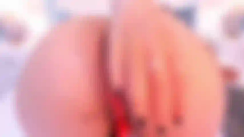 Mein kleines arschloch wird von einem großen weißen schwanz penetriert.