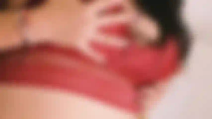 Mach mich nass, entkleide mich mit deinem blick und bringe mich zum höhepunkt.