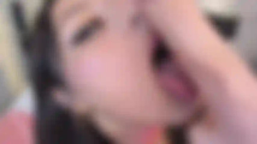 Genieße mein video, während ich deinen schwanz tief lutsche.