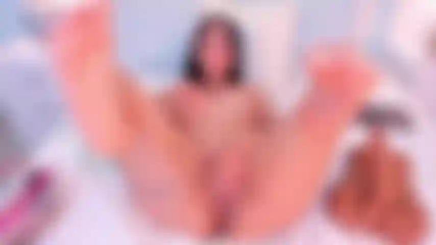 Die ihre süße muschi reibt und sie dann fickt.