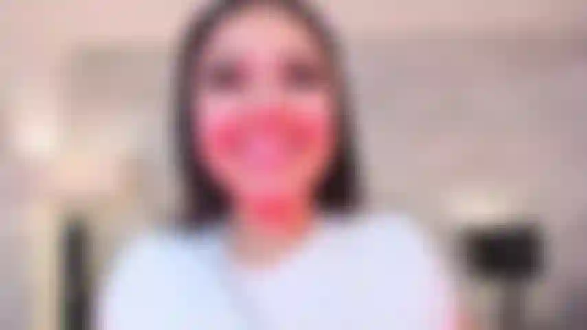 Wie wär’s mit meinen titten in deinem gesicht? Würde dir das gefallen?