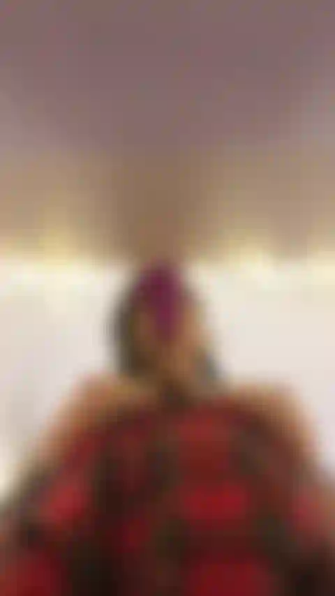 Dieses ding hat einen saugnapf! Ein spaß und sex-pov von mir auf meinen knien, während ich sauge und dann das ding zurücksetze und dieses neue spielzeug fahre. Viele saftige wap-sounds.