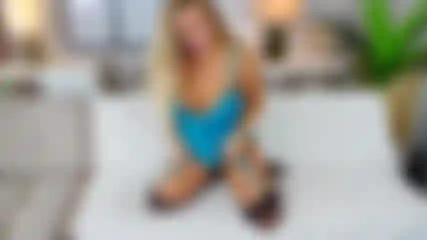 Blauer dessous-streifen und muschi spielen auf dem sofa.