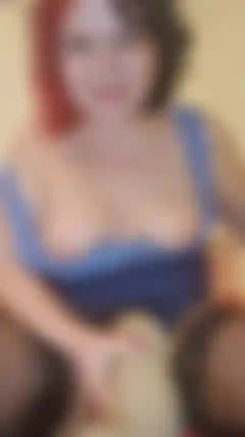 Spiele mit einem großen dildo.